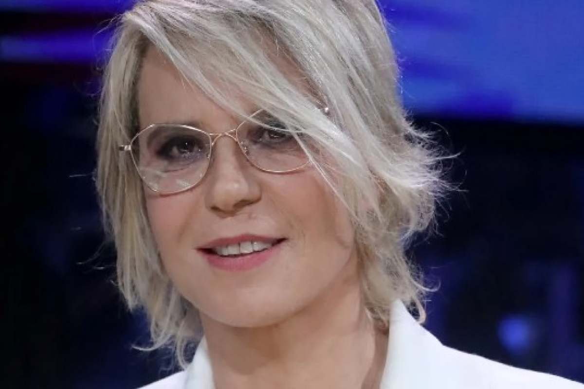 Maria De Filippi, hai visto il suo maglione coloratissimo a Uomini e ...