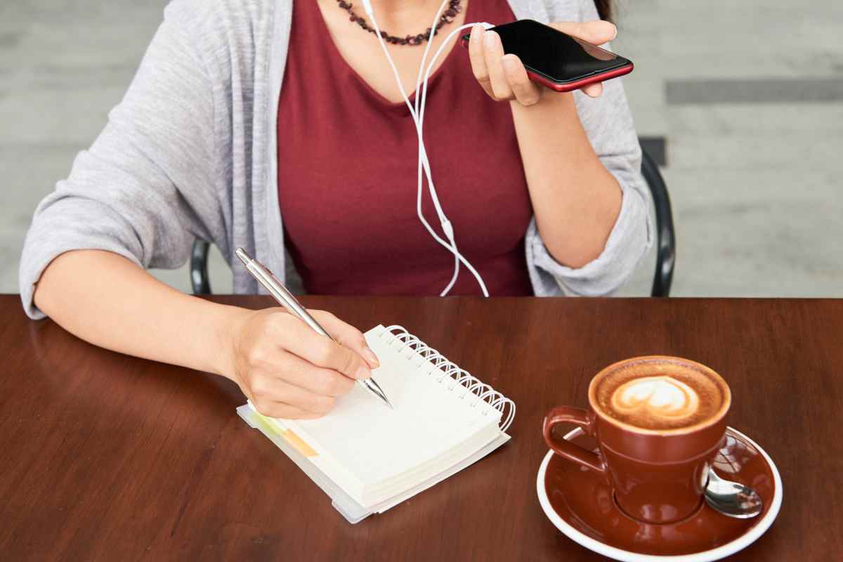 WhatsApp, il 'trucchetto' che ti salva con i messaggi vocali
