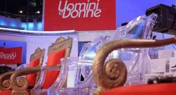 A Uomini e Donne arriva il sosia di Jovanotti ma la reazione spiazza Tina Cipollari
