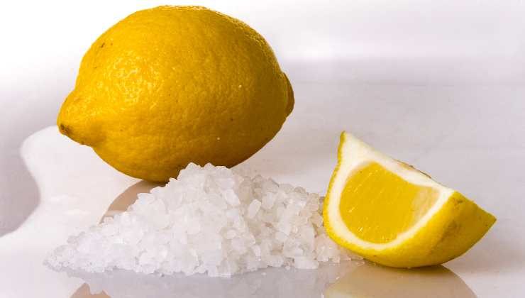 Limone sale soluzione lavandino 