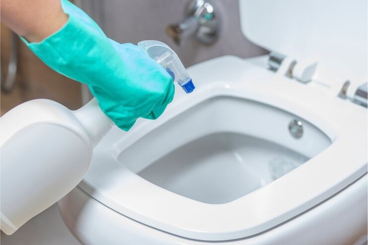 Miscela: con questa pulisci il bagno dalla puzza di urina