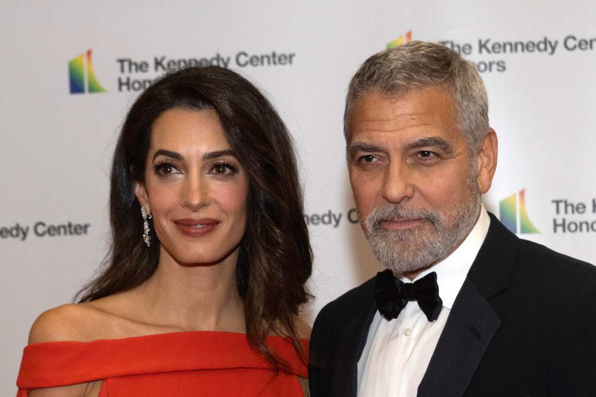 Spunta lo scatto di George Clooney e Amal con i figli