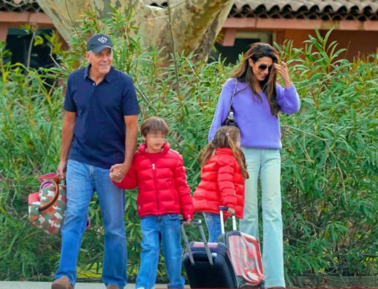 Spunta lo scatto di George Clooney e Amal con i figli